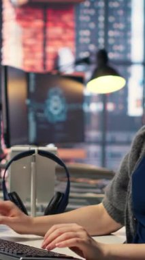 Dikey Video Yöneticisi kod yazma ve yapay zeka sinirsel ağlar üzerinde bakım yapıyor bilgisayarlı model. Yapay zeka sistemlerini ve veri bilimini kontrol eden kadın teknik destek uzmanı. Kamera B.