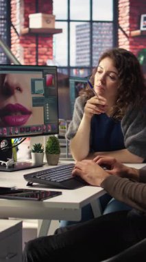 Yapay zeka kullanarak görüntü modelleri oluşturan, dijital materyalleri geliştirmek ve kalite içeriği yaratmak için kurgu yazılımı kullanan Dikey Video Yaratıcı Ajansı. Fotoğraf rötuşlu yapay zeka asistanı. Kamera A.