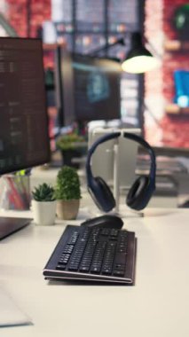 Yapay zeka verileriyle dolu bir masaüstünde çalışan Dikey Video Makinesi öğrenme projeleri. Modern gelişimi ve gelecekteki bulut hesaplamasını gösteren görsel dil ve derin algoritmalar programlanıyor.