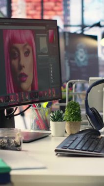 Dikey Video Modern ofis çalışma alanı dijital tasarım ve fotoğraf düzenleme için donatılmıştır. Ekranlar, resim rötuşlama ve karşıtlık üzerine çalışan fotoğrafçılar ve tasarımcılar için gelişmiş düzenleme yazılımlarını gösterir