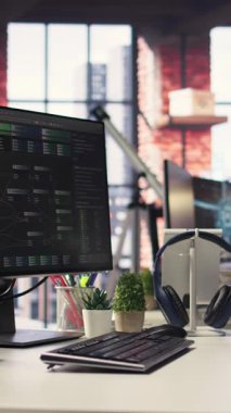 Modern ikili monitör kurulumunda aktif olan dikey video kodlama arayüzü, yapay zeka beyin tabanlı sistemler ve bilişsel ağlar çalıştırıyor. PC, özerk gelişime ve bilimsel gelişmelere yardım ediyor
