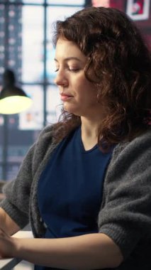 Dikey video bilişim uzmanı kod yazıyor ve yapay zeka sinirsel ağları üzerinde hata ayıklıyor bilgisayarlı beyin modeli. Yapay zeka sistemlerini kontrol eden kadın teknik destek, bulut hesaplama. Kamera B.