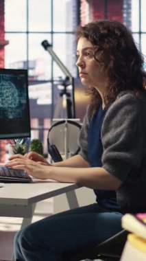 Dikey Video Yöneticisi kod yazma ve yapay zeka sinirsel ağlar üzerinde bakım yapıyor bilgisayarlı model. Yapay zeka sistemlerini ve veri bilimini kontrol eden kadın teknik destek uzmanı. Kamera A.