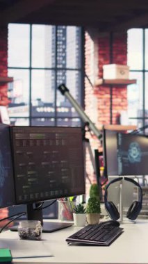 Gelişmiş bilgisayar görselleri olan uzman bir teknisyen için dikey video masası, bir nota ağacı ve yapay zeka beyin modelleri sibernetik, nöral ağlar ve büyük verileri yansıtıyor.