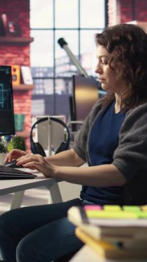 Vertical Video Teleworking geliştiricisi, kendi kendini öğrenme algoritmaları aracılığıyla yapay zeka hesaplaması için bilgisayarı kullanıyor. Ajans bilişim mühendisi, AI derin sinir ağlarıyla birlikte masaüstü bilgisayarında çalışıyor. Kamera.