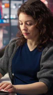 Vertical Video Teleworking geliştiricisi, kendi kendini öğrenme algoritmaları aracılığıyla yapay zeka hesaplaması için bilgisayarı kullanıyor. Ajans bilişim mühendisi, AI derin sinir ağlarıyla birlikte masaüstü bilgisayarında çalışıyor. Kamera.