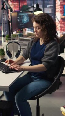 Dikey video bilişim uzmanı kod yazıyor ve yapay zeka sinirsel ağları üzerinde hata ayıklıyor bilgisayarlı beyin modeli. Yapay zeka sistemlerini kontrol eden kadın teknik destek, bulut hesaplama. Kamera A.