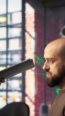 Dikey Video Editörleri ekibi, ileri yapay zeka teknolojisi kullanarak sosyal medya içeriğini inceliyor, film endüstrisi düzenleme teknikleri ve veri analizleri uygulayarak takipçi erişimi olan ilgi çekici, markalı makaralar yaratıyor