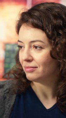 Geliştirme araçları ve bir terminal pencere arayüzü kullanılarak, izleme ve yazma satırları üzerinde çalışan dikey video bilişim uzmanı. Son teslim tarihinden önce kadın hata ayıklıyor. Kamera.