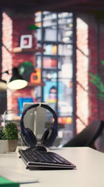 Dikey Video Ofisi masaüstü kurulumu terminal arayüzleri ve yapay zeka sistemlerini gösteren monitörleri içerir. Kendi kendini öğrenme modeli, derin öğrenme yenilikleri ve modern bilgisayar teknolojilerini sergiliyor..