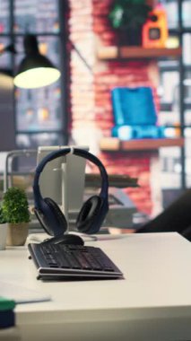 Dikey Video Dijital çalışma istasyonu, yapay zeka ve derin öğrenme kodu kullanan birden fazla PC monitörüne sahiptir. Boş yüksek teknoloji alanı bulut hesaplamasını, veri bilimini ve kendini öğrenmeyi destekler