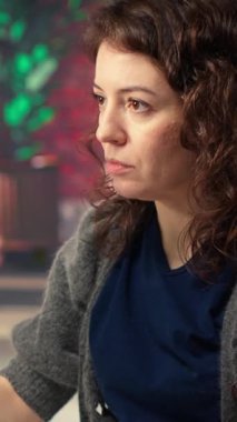 Dikey Video Kadın uzman geliştirici, yaratıcı çalışma alanı olan dijital ortamda fotoğraf düzenleme yazılımıyla çalışıyor. Grafik tasarım dünyasında verimlilik ve yenilik sağlamak için çift monitör kullanmak