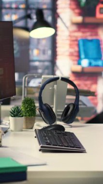 Yapay zeka verileriyle dolu bir masaüstünde çalışan Dikey Video Makinesi öğrenme projeleri. Modern gelişimi ve gelecekteki bulut hesaplamasını gösteren görsel dil ve derin algoritmalar programlanıyor.