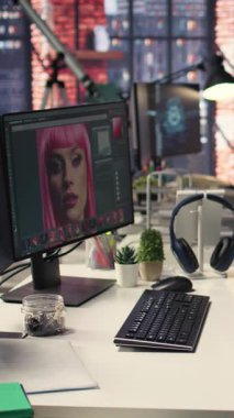 Dikey Video Organize çalışma alanı grafik tasarımcılar ve fotoğrafçılar için, dijital kurgu araçları ile ikili monitör düzeneği ile. İçerik için fotoğraf düzenleyici ve AI sohbet botu