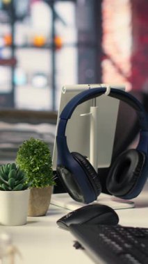 Yapay zeka ve rötuş yazılımına sahip bir fotoğraf editörü için dikey video modern yaratıcı ofis, gelişmiş tasarım programı çalışan bir bilgisayarın olduğu boş bir masayı gösteriyor. Sanatsal dijital ortam ayarları.