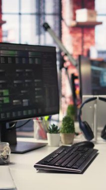 Dikey Video Boş Yapay Zeka Geliştirici masası sinirsel ağ verileriyle dolu bir monitör, bulut hesaplamasının altını çizmek, ağ bağlantısı ve bilimsel araştırmalarda örüntü tanıma. Notlar