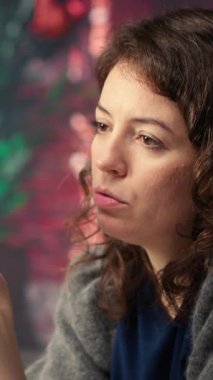 Ajans ofisindeki video üretim endüstrisinde çalışan, renk derecelendirme yapan ve çift monitörlerde bir montaj yaratan uzman editörlerden oluşan dikey video ekibi. Multimedya teknoloji araçları ile yaratıcı süreç