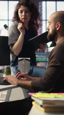 Teknoloji odaklı bir stüdyoda, ekip çift monitördeki akıllı telefon video görüntülerini düzenler, video oluşturma için profesyonel araçlar kullanır. Algoritma kayması hedefleniyor ve azaltılıyor