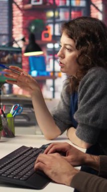 Yapay zeka sohbet robotu ve montaj yazılımı ile çalışan dikey video düzenleme ekibi, arka plan videosu düzenleme ve çift monitörlerde klipleri karıştırma. Profesyonel erkek ve kadın yaratıcı süreç içindeler.