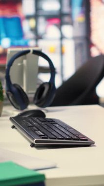 Dikey Video Boş Yapay Zeka Geliştirici masası sinirsel ağ verileriyle dolu bir monitör, bulut hesaplamasının altını çizmek, ağ bağlantısı ve bilimsel araştırmalarda örüntü tanıma. Notlar