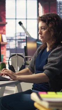 Dikey Video Yöneticisi kod yazma ve yapay zeka sinirsel ağlar üzerinde bakım yapıyor bilgisayarlı model. Yapay zeka sistemlerini ve veri bilimini kontrol eden kadın teknik destek uzmanı. Kamera A.