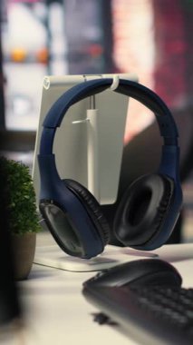 Bilgisayarında görsel kodlama ve bilişsel hesaplama olan boş bir bilişim ajansında dikey video yönetimi çalışma alanı. Yapay zeka ve bilgi sistemlerindeki gelişmeleri yansıtan ekran.