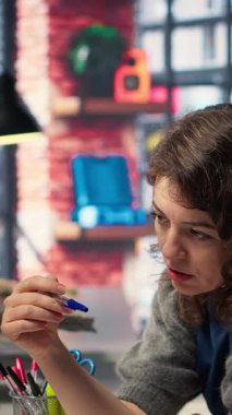 Dikey Video Tasarımcıları ekibi, oda düzenlerini ayarlamak için bilgisayar üzerindeki mimari yazılımı kullanarak projeyi yeniden yapılandırma üzerinde çalışıyor. Program, sanal mobilyaların ayarlanarak, elementlerin veya varlıkların sürüklenmesi ve bırakılmasına izin verir