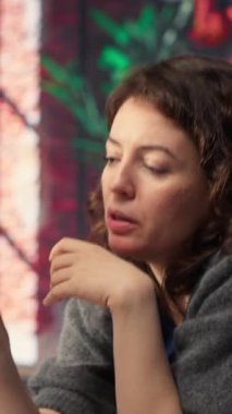 Dikey Video Oyunu geliştiricileri Mars ortamını yaratmak için AI Chatbot ve yazılımlarını kullanır. Üretken yapay zeka uygulaması kullanıldığında derin öğrenme ve gelecekteki oyun için otomasyon kullanılır