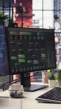 Terminal pencerelerini ve ağ nöronlarını gösteren bilgisayar ekranlı dikey Video Boş ofis masası. Yapay zeka destekli sistem, gelecekteki yazılım çözümleri için bilişsel hesaplama ve örüntü tanıma kullanır