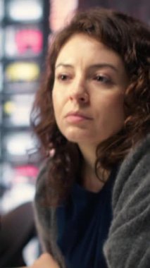 Dikey Video Bilişim teknisyeni kod yazıyor ve yapay zeka sinirsel ağları üzerinde hata ayıklıyor bilgisayarlı beyin modeli. Yapay zeka sistemlerini kontrol eden kadın teknik destek, bulut hesaplama. Kamera B.