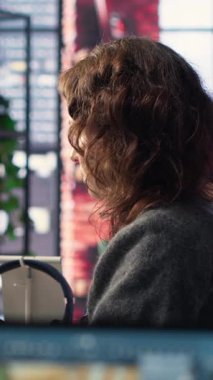 Yapay zeka programını kullanarak dikey video fotoğrafçısı metni fotoğrafa dönüştürüyor, rötuş tekniğini kullanıyor. Kelimeleri resimlere dönüştüren yapay zeka üretecine grafiksel tasarımcı metni