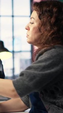 Yapay zeka programını kullanarak dikey video kadın düzenleyici metni fotoğrafa dönüştürüyor, rengi yükseltmek için rötuşlama tekniği kullanıyor. Metinden resme yapay zeka üreticisi kelimeleri resimlere dönüştürüyor