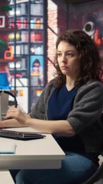 Vertical Video Kadın Programcısı PC 'de uygulama ve yazılım algoritması geliştiriyor, yaratıcı ajansta çalışıyor. Mühendis dijital araçlar kullanır ve Java betik mühendisliği ve kodlama üzerine odaklanır, bilişim uzmanı