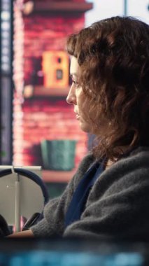 Dikey Video Freelancer kadını, metin üretimini otomatikleştirmek ve görevleri kolaylıkla çözmek, ofisteki verimliliği artırmak için online yapay zeka asistanı çalıştırıyor. Gelişmiş algoritmalar ve dijital araçların entegrasyonu