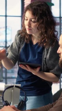 Dikey Videocu ve kadın medya endüstrisi için içerik oluşturulması, veri ve içgörülerin analiz edilmesi, video görüntülerinin düzenlenmesi ve markalaşma unsurlarının ayarlanması konularında işbirliği yapmaktadır. Yapay zeka. Kamera B.