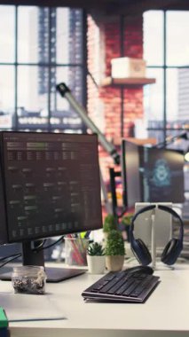 Dikey Video Ajansı 'nın kurulumunda, derin öğrenme ve yapay zeka veya görsel programlama için kullanılan yüksek teknolojili dijital sistem sergileniyor. Notlar ağaçlar ve veri madenciliği terminalleri bilgisayar ve