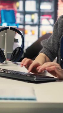 Ajans ofisindeki Vertical Video Yazılım Geliştiricisi bilgisayarında kodlama yapıyor, bir yazılım yaratıyor ve algoritmalar üzerinde çalışıyor. Bir programlama arayüzü ile bilişim uzmanı uygulamaları oluşturma