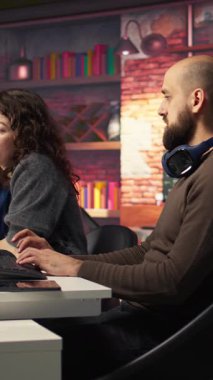 Dikey Video Yaratıcı çift, film yapımı için video düzenleme yazılımı üzerinde birlikte çalışıyor, yapay zeka destekli modeller kullanıyor ve mükemmel montajı yaratmak için komut veriyor. Yapım sonrası editör ekibi. Kamera A