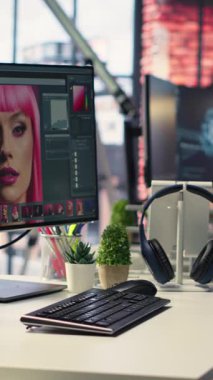 Yapay zeka için Vertical Video Professional stüdyo kurulumu içerik ve fotoğraf kurgusu üretti. Monitörleri rötuşlama yazılımını gösteren boş çalışma alanı, görsel tasarım alanındaki yaratıcı kariyerleri destekler.