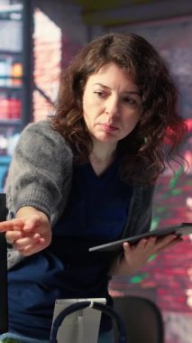 Vertical Video Professional editörü yaratıcı bir ofiste yapay zeka destekli yazılım ve PC bobinleri, viral eğilimleri hedeflemek ve çevrimiçi takipçileri ve teşhirciliği artırmak için kullanılan pazarlama stratejisini kullanır. Kamera B.