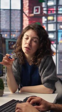 Yapay zeka üzerinde işbirliği yapan dikey video fotoğrafçıları ekibi görüntü araçları için metin kullanılarak oluşturuldu. Düzenleme yazılımı fotoğraf rötuşlama için otomatik ve gelişmiş derin öğrenme çözümleri sağlar