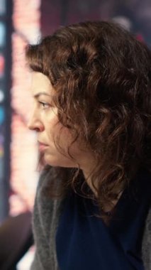 Ajans ofisinden medya prodüksiyonu üzerine çalışan dikey video film yapımcısı, bir video çekimi için düzenleme zaman çizelgesi ve renk düzeltmesi sağlıyor. Teknik güdümlü çalışma alanı dijital bir iş akışı sergiliyor