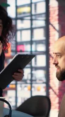 Uzmanlardan oluşan dikey Video Post yapım ekibi, sosyal medya makaralarında içerik yaratmak, pazarlama ve markalaşmayı artırmak ve mevcut medya eğilimleri ve para kazanma ile aynı hizaya getirmek için yazılım ve yapay zeka kullanır.