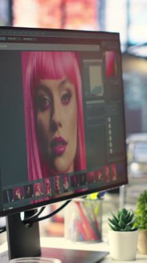 Dikey Video Organize çalışma alanı grafik tasarımcılar ve fotoğrafçılar için, dijital kurgu araçları ile ikili monitör düzeneği ile. İçerik için fotoğraf düzenleyici ve AI sohbet botu