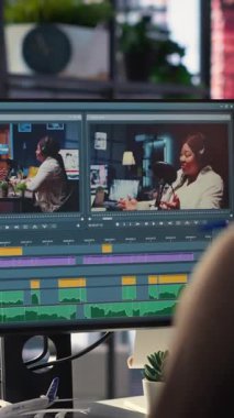 Yapay zeka sohbet robotu ve montaj yazılımı ile çalışan dikey video düzenleme ekibi, arka plan videosu düzenleme ve çift monitörlerde klipleri karıştırma. Profesyonel erkek ve kadın yaratıcı süreç içindeler.