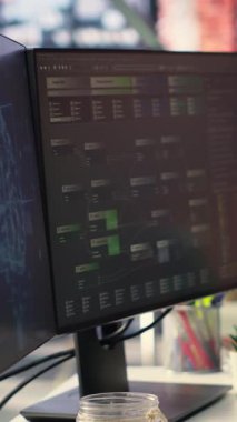 Dikey Video Ajansı 'nın kurulumunda, derin öğrenme ve yapay zeka veya görsel programlama için kullanılan yüksek teknolojili dijital sistem sergileniyor. Notlar ağaçlar ve veri madenciliği terminalleri bilgisayar ve