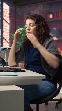 Vertical Video, borsa veri trendlerinin ardından ağlayan ve stresli hisseden üzgün kadının hisse senedi alım satım platformunda finansal değerini kaybetmesine neden oldu. Endişeli yatırımcı maddi kayıplarla baş ediyor