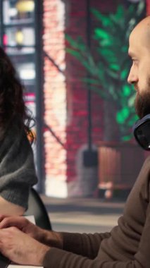 Dikey Videocu ve kadın yaratıcı ekip görüntü modelleri oluşturmak için yapay zekayı kullanıyor, dijital materyalleri geliştirmek ve kalite içeriği yaratmak için kurgu yazılımını çalıştırıyor. Fotoğraf rötuşlu yapay zeka asistanı