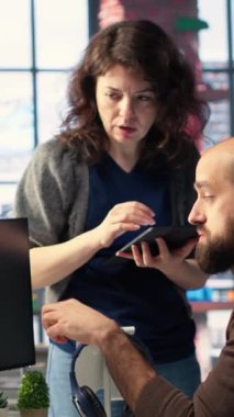 Uzmanlardan oluşan dikey video ekibi modern bir stüdyoda çift monitörler, yapay zeka araçları ve renk derecelendirme yazılımı ile sosyal medya içeriği ve video düzenleme üzerinde çalışarak görünürlüğü, bağlılığı ve erişimi artırır.