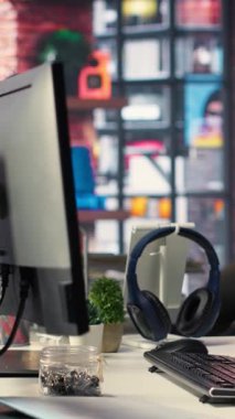 Bir bilişim ajansındaki dikey video modern masaüstü kurulumu, derin öğrenme algoritmalarıyla görsel kodlama arayüzü gösteriyor. Sistem, makine öğrenmesinde kullanılan sinirsel ağları ve yapay zeka beyin modellerini gösterir
